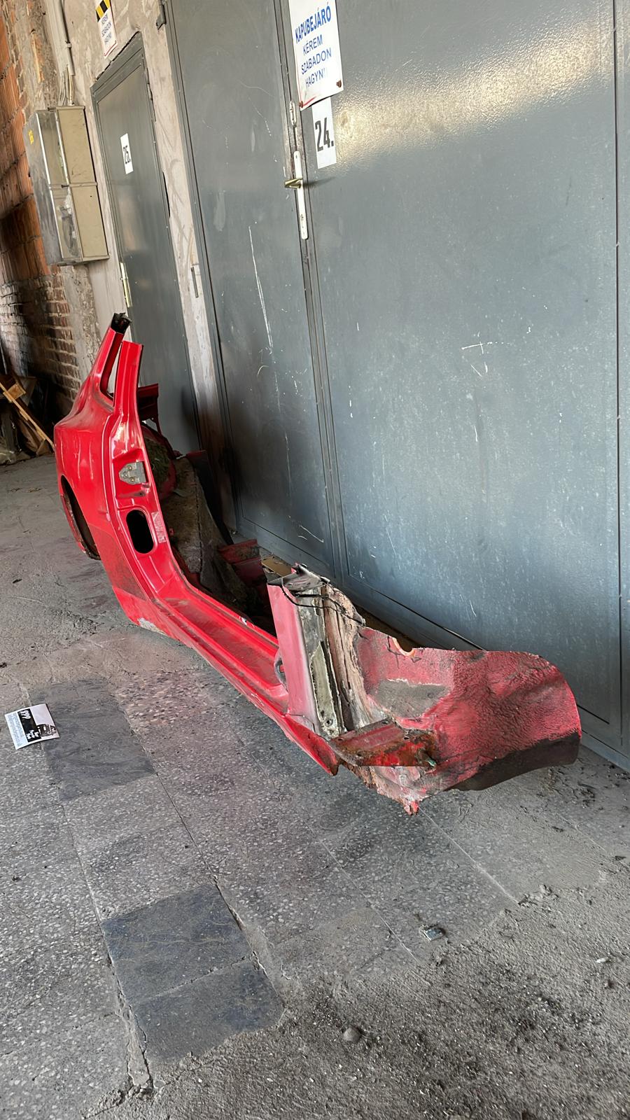 Porsche 944 Turbo 1989 tagliata lato destro, parafango posteriore con sottoporta