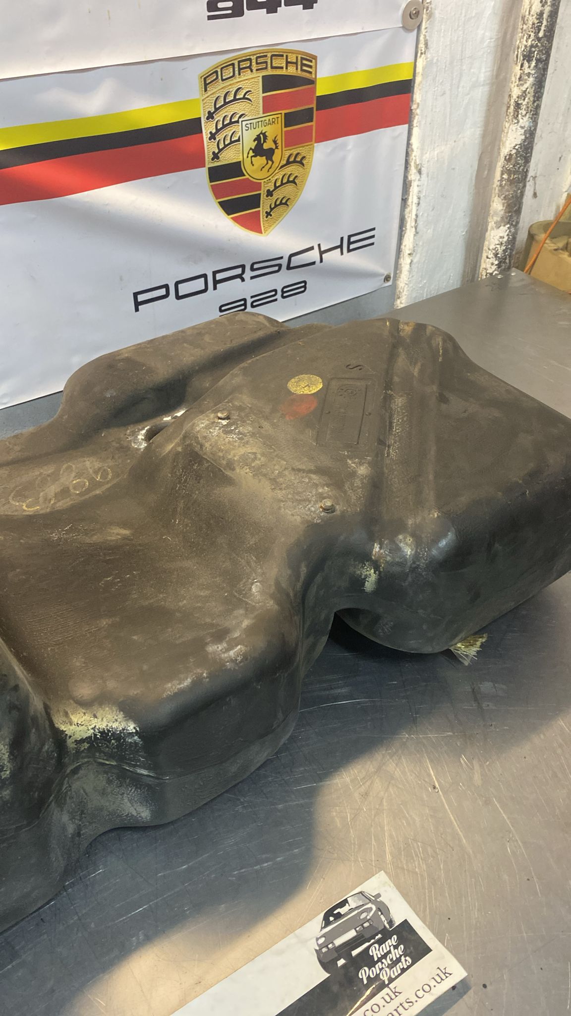 Serbatoio carburante in plastica Porsche 944, 95120102103, ricambio o riparazione, foto di studio