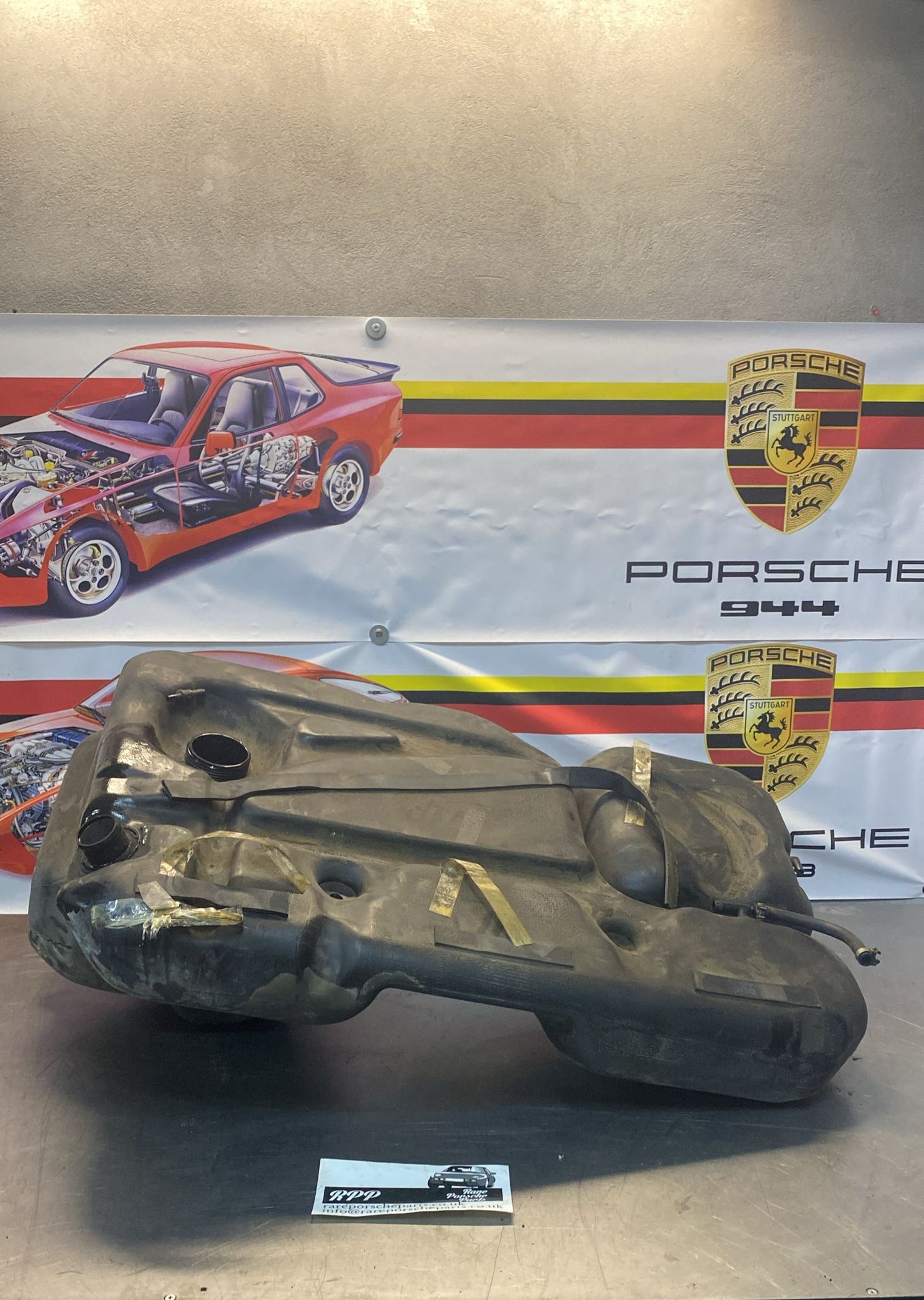 Serbatoio carburante in plastica Porsche 944, 95120102103, ricambio o riparazione, foto di studio