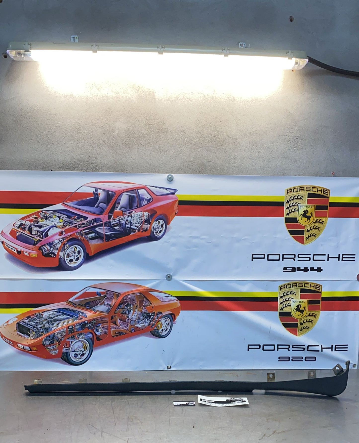 Modanatura battitacco inferiore Porsche 944 lato destro, usata 95155919600