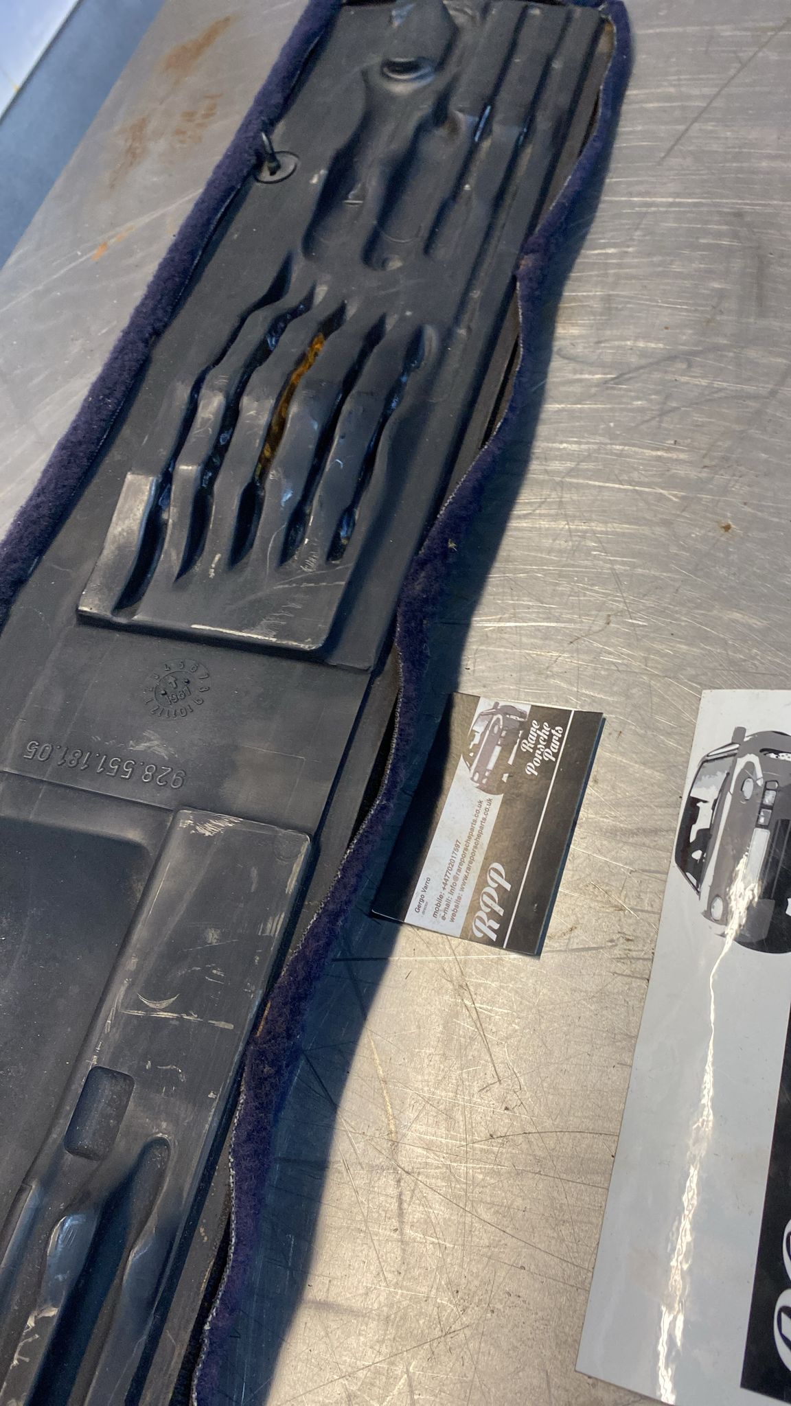 Copertura del pannello del kit attrezzi con moquette blu per Porsche 928, usata 92855118105
