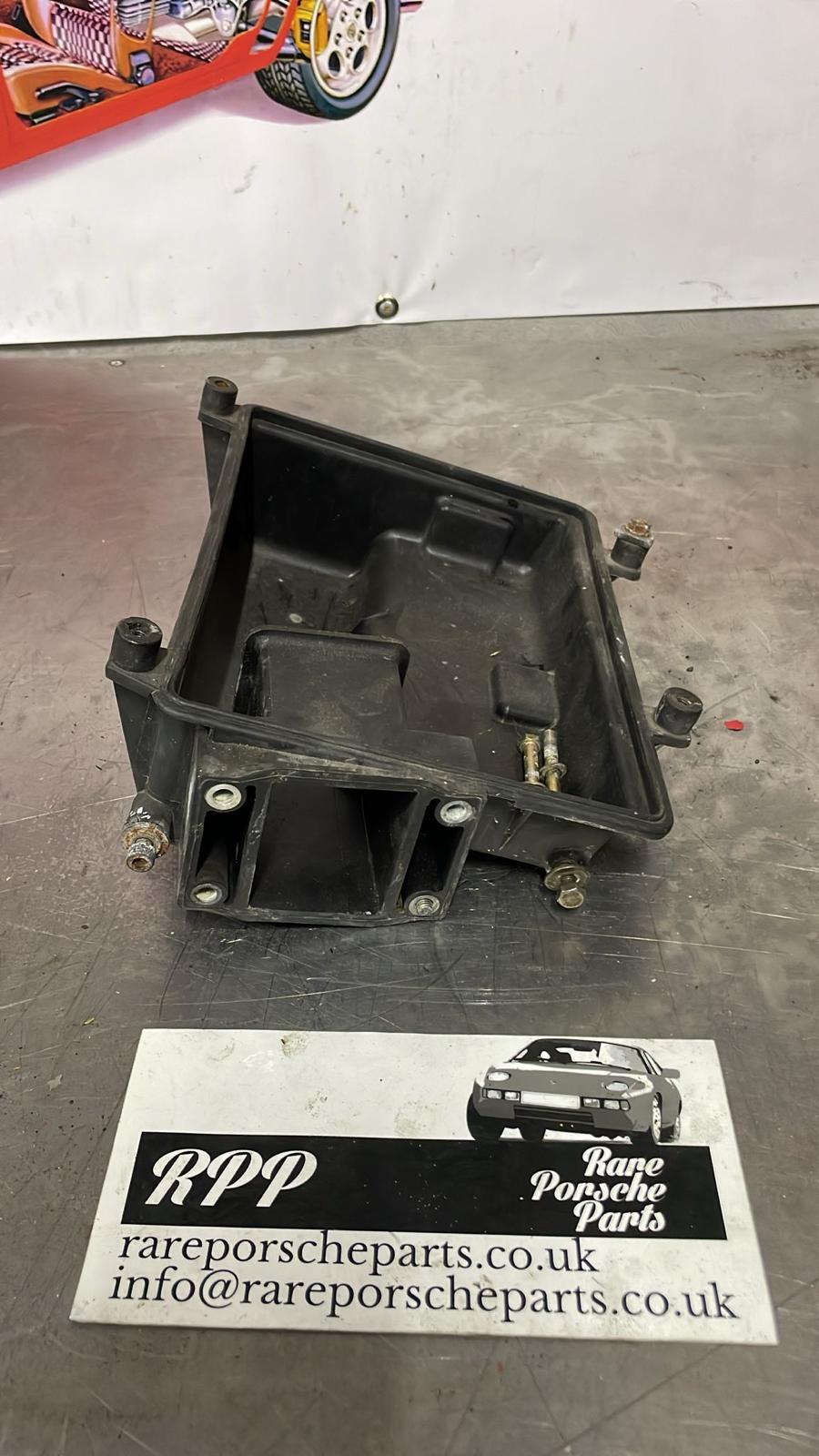 Parte inferiore dell'alloggiamento del filtro dell'aria Porsche 944 Turbo, 95111002102, usato, ricambi o riparazione