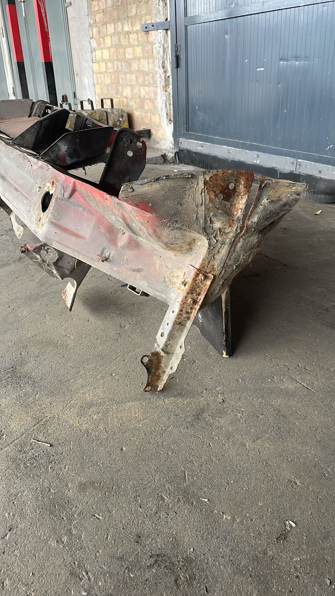 Porsche 924 front section cut, 477805591 