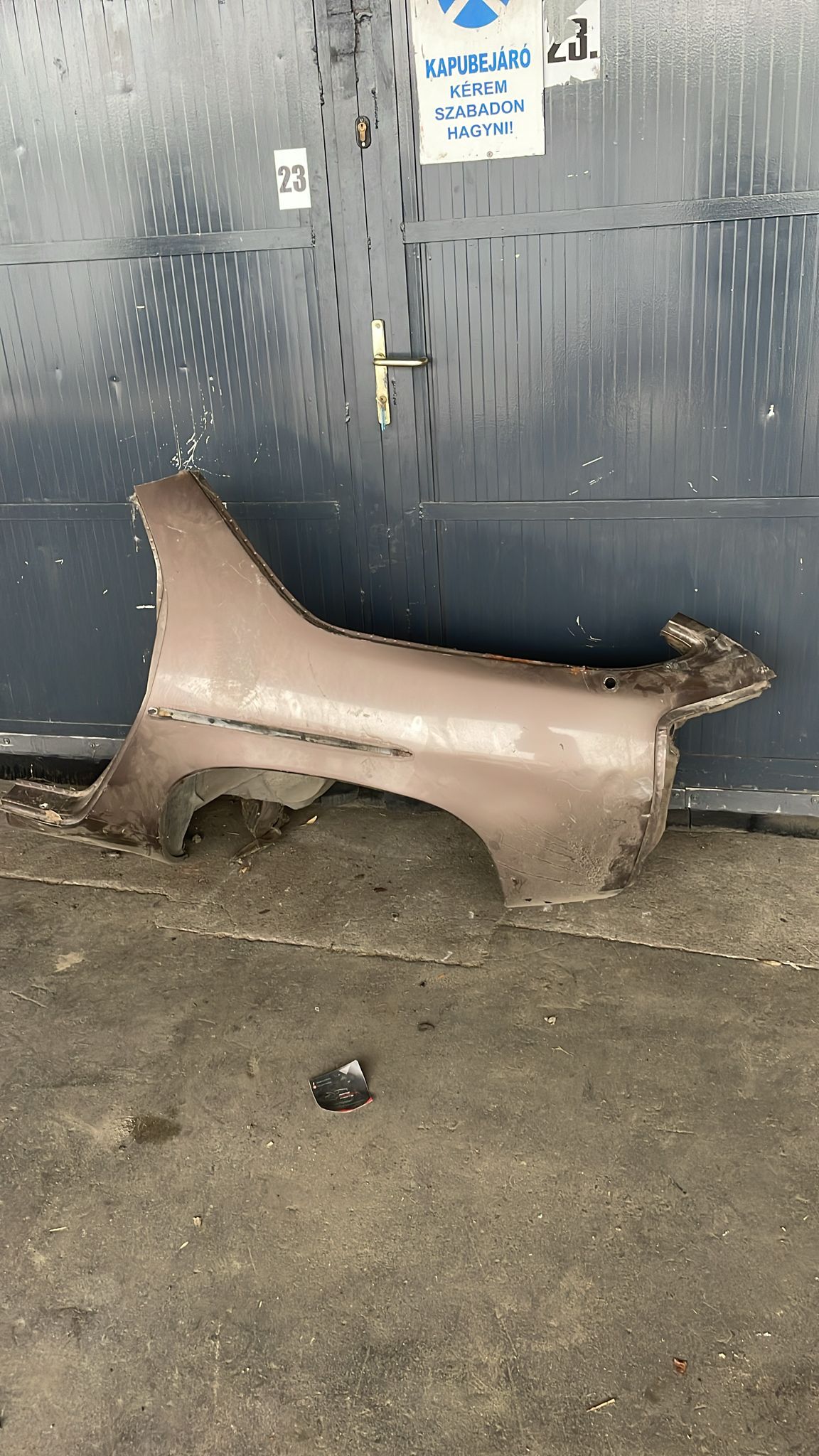 Porsche 928 S left rear fender 92850306114