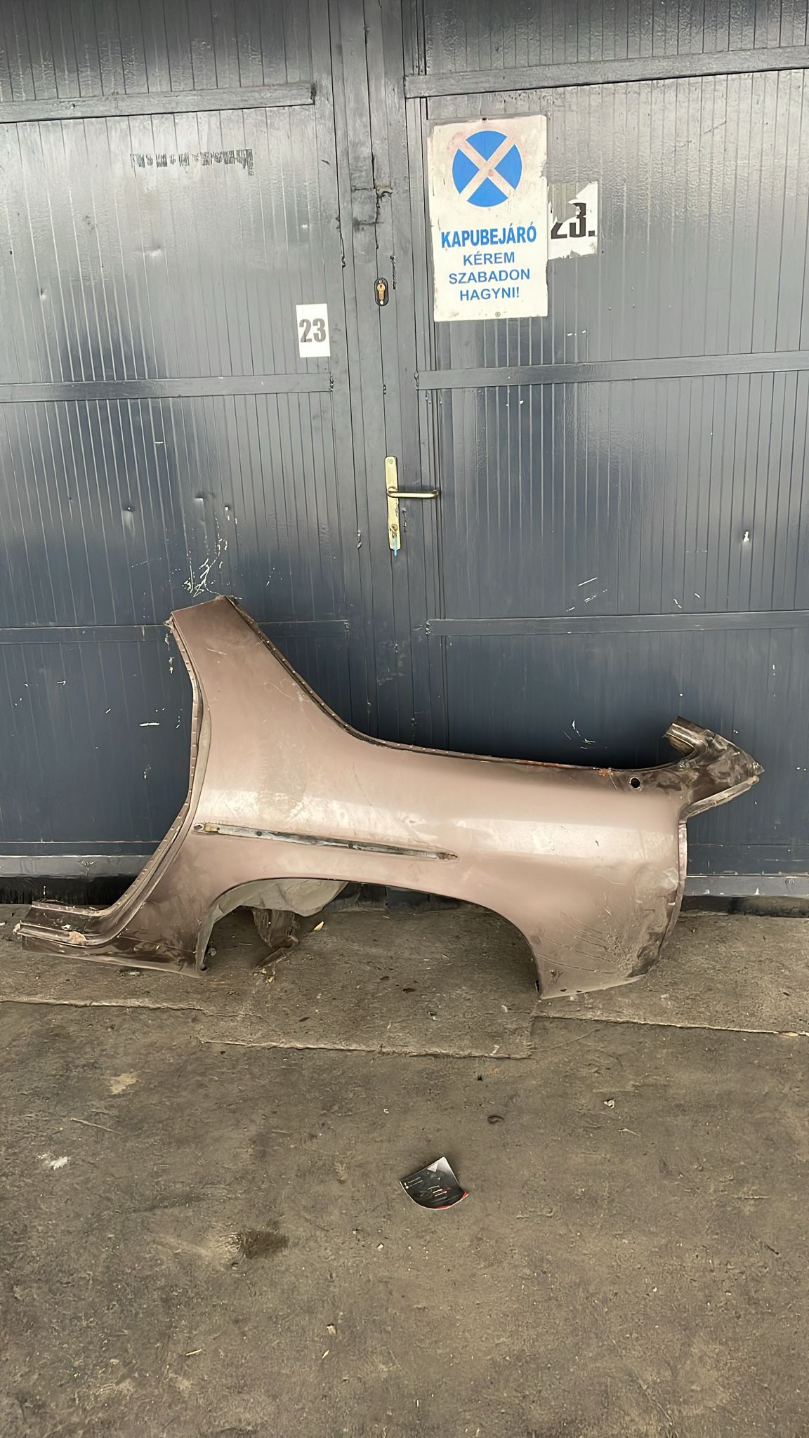 Porsche 928 S left rear fender 92850306114