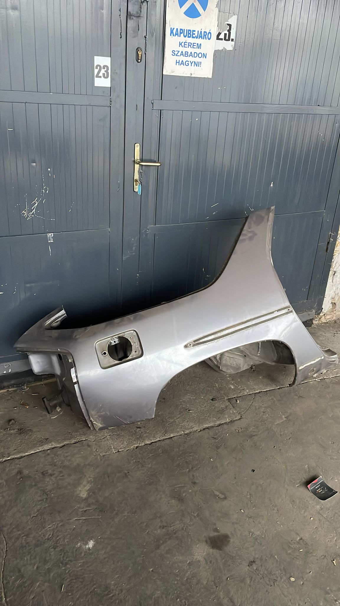 Porsche 928 S4 right rear fender, 92850306219