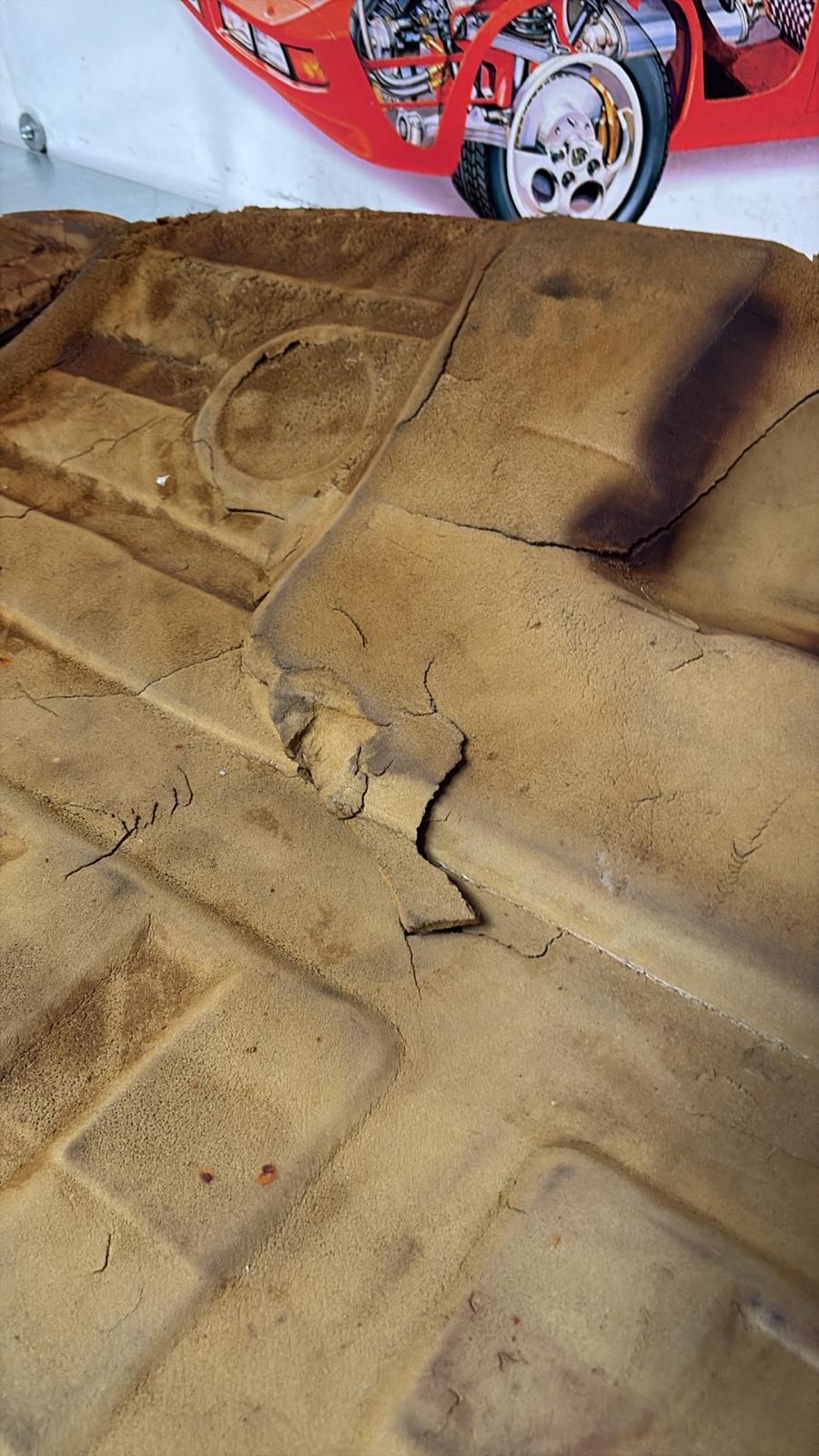 Porsche 924S 944 85.5- boot carpet, champagne, 94555506303 used, space saver wheel type