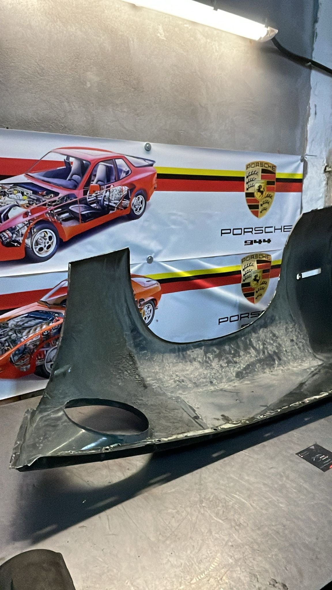 Porsche 928 front left wing, 92850301103 used