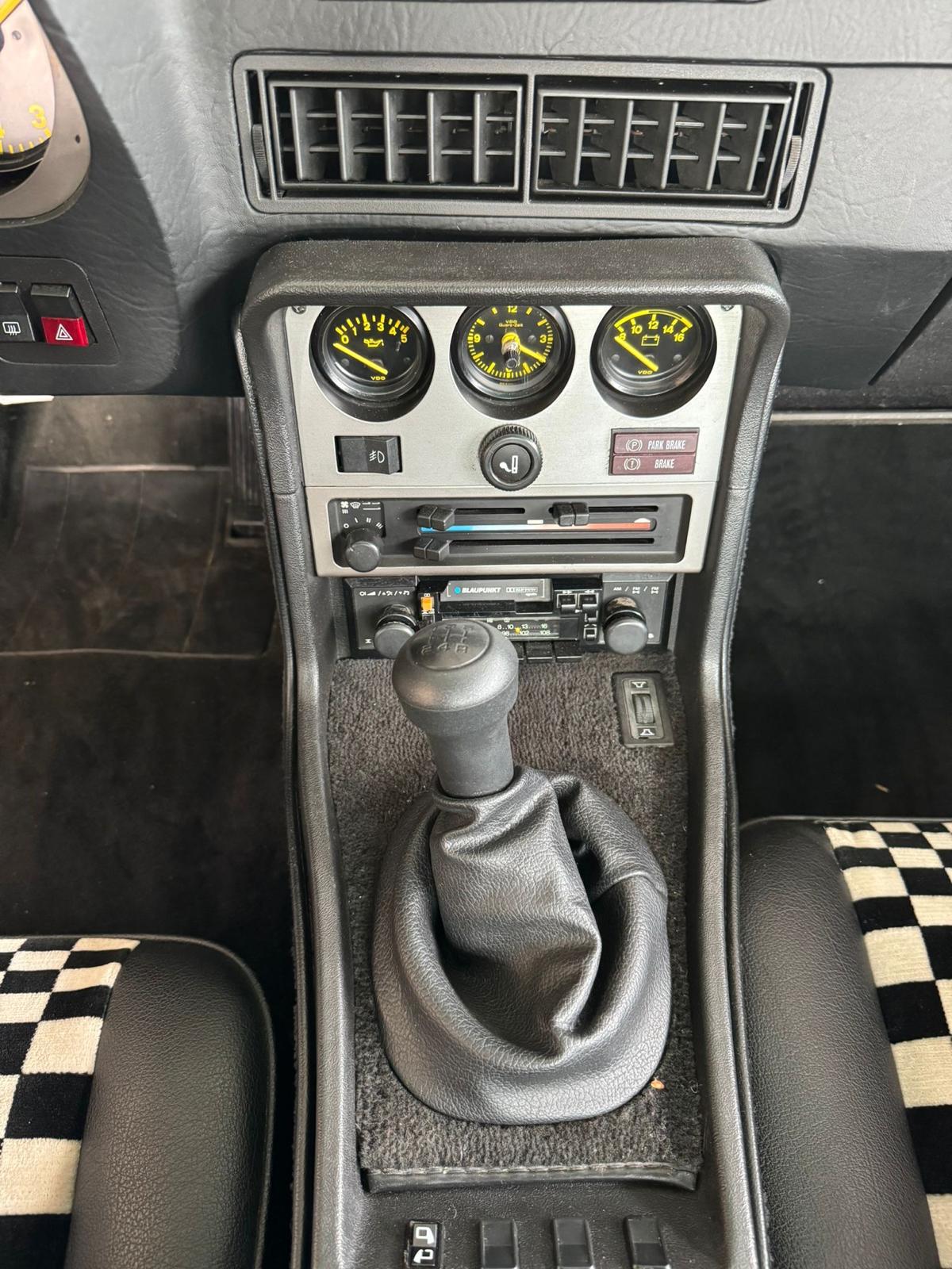 Porsche 944 1984, bolt and nut restored, 400km, LHD