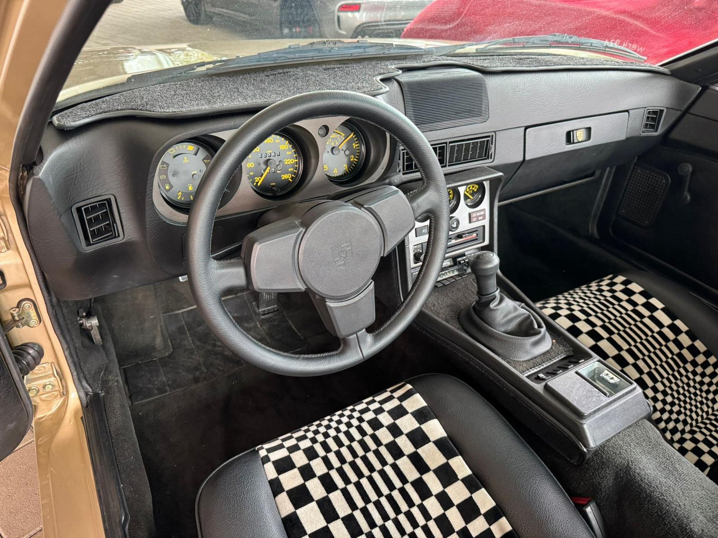 Porsche 944 1984, bolt and nut restored, 400km, LHD