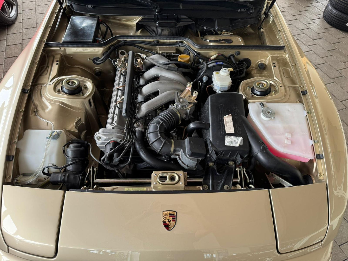 Porsche 944 1984, bolt and nut restored, 400km, LHD