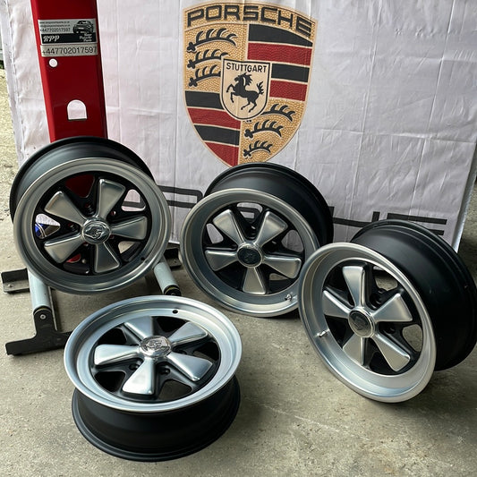 Porsche Fuchs Radsatz, 6 &amp; 7Jx16 911362115 911362113 Mit polierten Nabenkappen