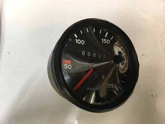 Porsche 924 very early euro speedo clock 66620KM