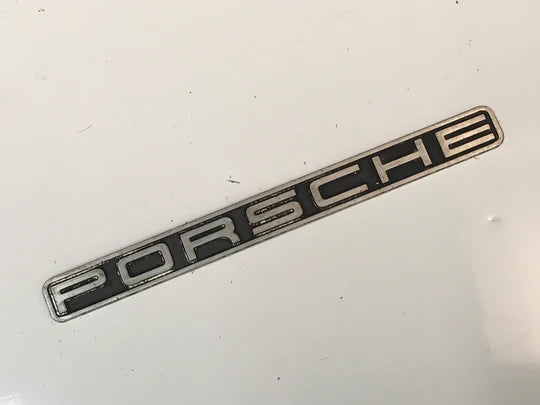 Porsche 924 Ansaugkrümmer-Logo-Plakette. 931 110 403 ((CB42))