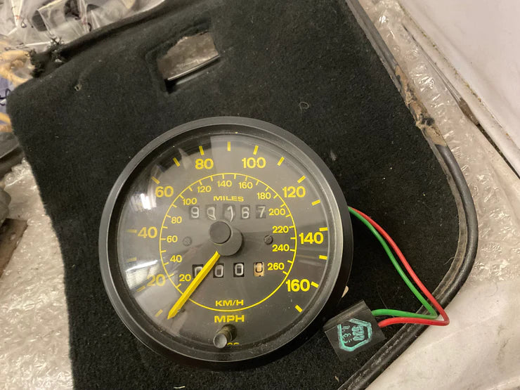 Der Tachometer des Porsche 944 zeigt 99.167 Meilen an. Pt Nr. 94464103600, gelbes Zifferblatt 