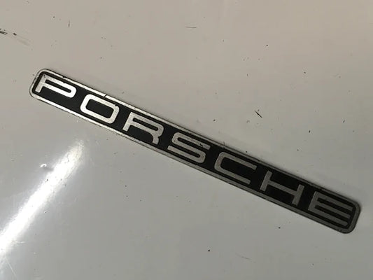 Porsche 924 Ansaugkrümmer-Logo-Plakette. 931 110 403 ((CB42))