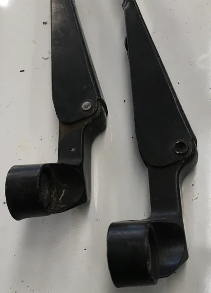 Porsche 944 front wiper arms. Oval dash cars. 1988 onwards.