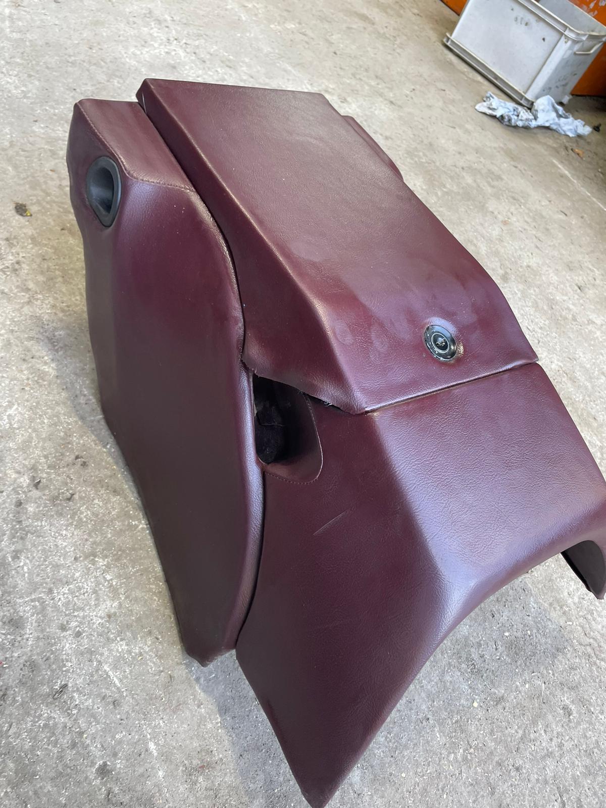 Porsche 928S Mittelkonsole, Armlehne hinten, Burgrundy, ohne Schlüssel 92852206757 92852206150 gebraucht